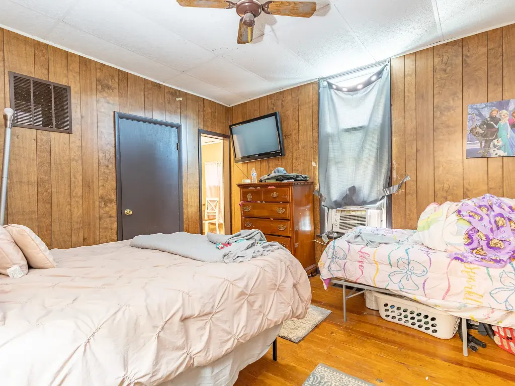 917 Elm St Shelbyville 8.webp